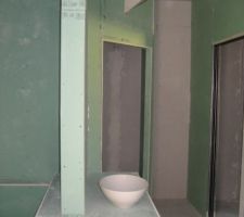 La salle de bains...avec plan de travail fait maison....