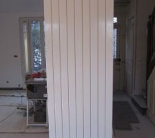 Le nouveau radiateur du salon (il y a son jumeau de l'autre coté du poteau)