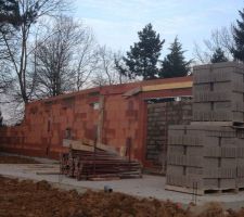 Vue arrière de la maison avec terrasse. Préparation des étais