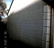 Réalisation de l'enduit en décembre 2012 ==> 11 mois après, constat d'une nouvelle apparition de fantômes de maçonnerie sur le pignon garage faisant suite à plusieurs jours de pluies.