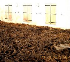 Puisard arrière réalisée le 20 mai 2013 ==> Le puisard a été réalisé après la mise en place d'un remblai ??? Implantation du puisard trop haut pour le raccordement des gouttières.