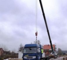 La grue et le camion sont arrivés le matin ; à 13h tout est déposé