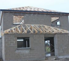 Charpente au-dessus de la porte d'entr&eacute;e qui tombe dans le ch&acirc;ssis de la fen&ecirc;tre en haut &agrave; gauche !!!!!!! Quel massacre !!!!! Chantier bloqu&eacute; &agrave; notre demande. C'est plus qu'honteux !!!!!