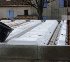 Des planelles sur la droite, les rupteurs thermique, les hourdis, le seau ;-)