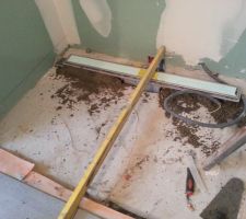 Mise en place du caniveau douche SDB garçons