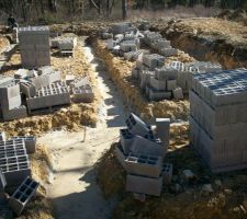 Les parpaings étalés sur la future maison