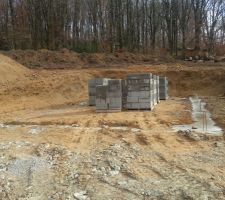 Après une longue attente depuis que les fondations ont été coulées, les matériaux ont été livrés ce matin, et les maçons devraient refaire leur apparition sur le chantier dés lundi