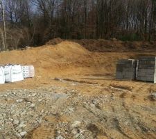 Après une longue attente depuis que les fondations ont été coulées, les matériaux ont été livrés ce matin, et les maçons devraient refaire leur apparition sur le chantier dés lundi