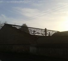Le terrain avec le b&acirc;timent, toiture amiante d&eacute;mont&eacute;e...