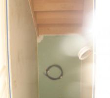 Les WC sous l'escalier