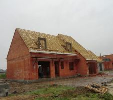 Charpente presque terminée, il reste à faire la charpente des lucarnes