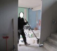 Vue de l'entrée vers le salon, ouverture pour galandage