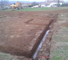 L'ouverture du chantier a commencé le 23-1-2014.
Nous avons pouvons enfin nous rendre compte de la taille de notre maison et de son emplacement sur le terrain :)