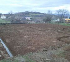 L'ouverture du chantier a commencé le 23-1-2014.
Nous avons pouvons enfin nous rendre compte de la taille de notre maison et de son emplacement sur le terrain :)