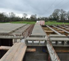 Pr&eacute;paration du plancher hourdis avec une poutre plate au milieu