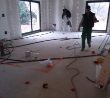 Au sol scotch orange emplacement ilot 120cm*280cm les petits carr&eacute;s rouges au sol sont les positions des spots