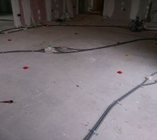 Au sol scotch orange emplacement ilot 120cm*280cm les petits carr&eacute;s rouges au sol sont les positions des spots