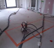 Au sol scotch orange emplacement ilot 120cm*280cm les petits carr&eacute;s rouges au sol sont les positions des spots