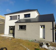 Les gouttières sont en places. L'enduit commence à sécher.