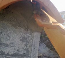 Le constructeur demande l\\\'appel de fond pour la mise hors d\\\'eau, mais le travail n\\\'est pas fini comme le démontre les photos qui suives, il manque des tuiles sur la toit??