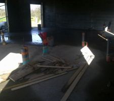 Le constructeur demande l\\\\\\\\\\\\\\\\\\\\\\\\\\\\\\\\\\\\\\\\\\\\\\\\\\\\\\\\\\\\\\\'appel de fond pour la mise hors d\\\\\\\\\\\\\\\\\\\\\\\\\\\\\\\\\\\\\\\\\\\\\\\\\\\\\\\\\\\\\\\'eau, mais le travail n\\\\\\\\\\\\\\\\\\\\\\\\\\\\\\\\\\\\\\\\\\\\\\\\\\\\\\\\\\\\\\\'est pas fini comme le démontre les photos qui suives, il manque des tuiles sur la toit??