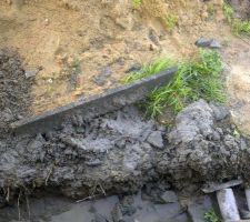 Le constructeur demande l'appel de fond pour la mise hors d'eau, mais le travail n'est pas fini comme le démontre les photos qui suives, il manque des tuiles sur la toit??