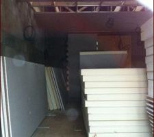 25 01 2014 A travers la porte fen&ecirc;tre aper&ccedil;u mat&eacute;riaux livr&eacute;s, d&eacute;but plafond et m&ecirc;me c&acirc;bles &eacute;lectriques