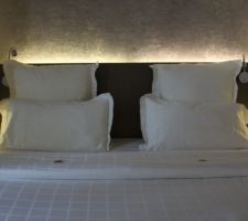 J'aime bien ce bandeau lumineux derrière le lit