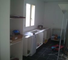 Montage des meubles cuisine en cours.