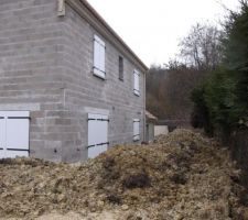 Vue arrière et coté avec surplus de glaise
