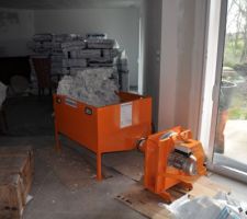 Machine à pulser la laine dans les combles