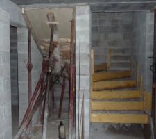 Cr&eacute;ation du coffrage de l'escalier du sous-sol
