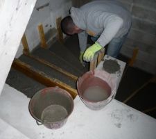 Coulage du béton de l'escalier du sous-sol
Tout au seau !