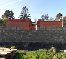 Élévation des murs (parpaings dans le garage, brique dans la maison)
Côté du garage (avec emplacement de la fenêtre)