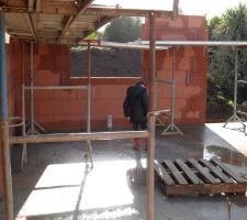 Élévation des murs (parpaings dans le garage, brique dans la maison)