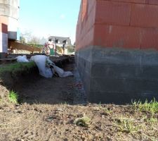 Élévation des murs (parpaings dans le garage, brique dans la maison)