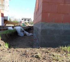 Élévation des murs (parpaings dans le garage, brique dans la maison)