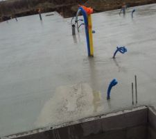 Le compteur eau a été activé, et ces %µ£¤ n'ont pas vu que le robinet était ouvert: ça a bien giclé sur la dalle qui venait d'être coulée. Heureusement, pas trop de dégâts: ce sera récupéré avec la chape.