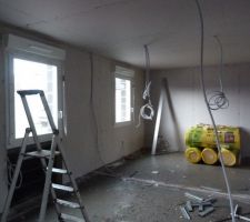 Et voilà pose des cloisons, de la laine de verre, des gaines pour l'électricité et les délimitations des pièces