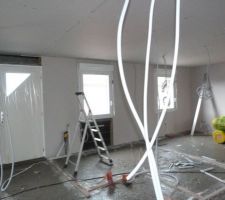 Vue sur l'entrée ( futur petit couloir ) et vue sur le bureau et l'une des chambres