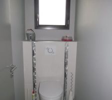 Salle de bain commune avec wc suspendu
