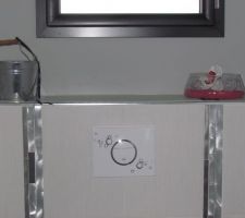 Salle de bain commune avec wc suspendu detail déco