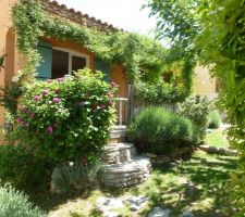 Notre ancienne maison en mai 2012...pour moi le plus dur, c'était de quitter le jardin... nous avions tout fait....reste à recommencer dans le nouveau jardin ;-)