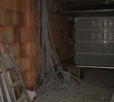28/01/14-Cloisons et isolation en cours-Vue du garage