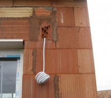 28/01/14-Cloisons et isolation en cours-Pour futur store électrique