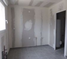 Cuisine et cellier &agrave; droite