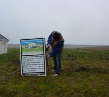 Pose du panneau de chantier sur le terrain