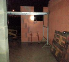 Pose de coffres de volets roulants.