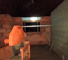 Pose de coffres de volets roulants.