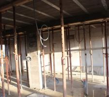 Vue du RDC juste avant de couler la dalle du 1er: les étais sont positionnés, les gaines électriques pendouillent, yapuka